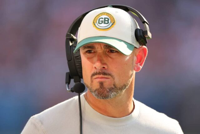 O técnico Matt LaFleur do Green Bay Packers enfrenta o Chicago Bears durante o primeiro tempo no Soldier Field em 10 de setembro de 2023 em Chicago, Illinois.