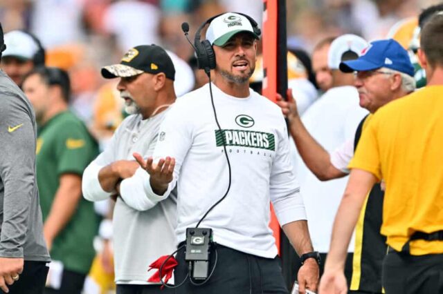 CLEVELAND, OHIO - 10 DE AGOSTO: O técnico Matt LaFleur do Green Bay Packers fala com seus companheiros durante a primeira metade de um jogo de pré-temporada contra o Cleveland Browns no Cleveland Browns Stadium em 10 de agosto de 2024 em Cleveland, Ohio.