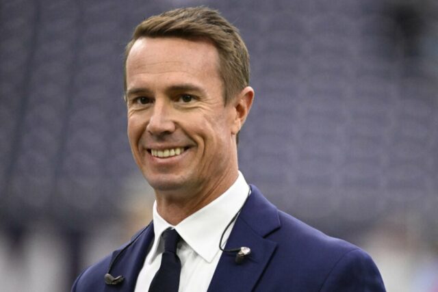 HOUSTON, TEXAS - 26 DE NOVEMBRO: Matt Ryan observa antes de um jogo entre o Jacksonville Jaguars e o Houston Texans no NRG Stadium em 26 de novembro de 2023 em Houston, Texas.