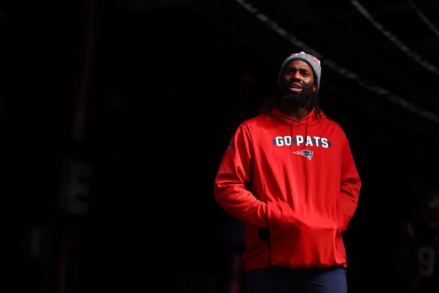 FOXBOROUGH, MASSACHUSETTS - 22 DE OUTUBRO: New England Patriots Matthew Judon #9 entra em campo antes do jogo contra o Buffalo Bills no Gillette Stadium em 22 de outubro de 2023 em Foxborough, Massachusetts