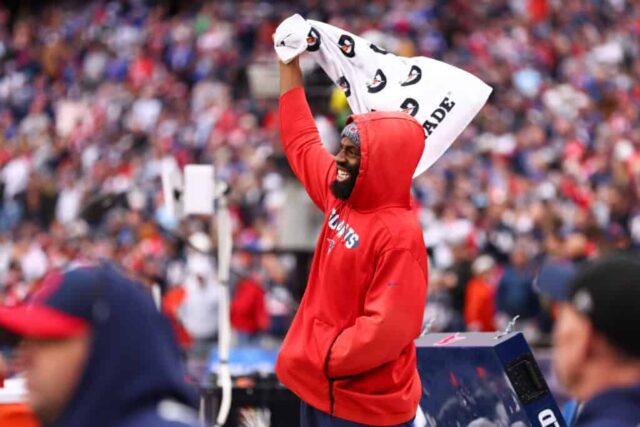 FOXBOROUGH, MASSACHUSETTS - 22 DE OUTUBRO: Matthew Judon nº 9 do New England Patriots agita uma toalha na linha lateral no segundo tempo do jogo contra o Buffalo Bills no Gillette Stadium em 22 de outubro de 2023 em Foxborough, Massachusetts.