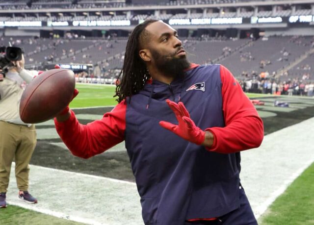 LAS VEGAS, NEVADA - 18 DE DEZEMBRO: O linebacker Matthew Judon # 9 do New England Patriots joga bola com os fãs antes do jogo do time contra o Las Vegas Raiders no Allegiant Stadium em 18 de dezembro de 2022 em Las Vegas, Nevada.  Os Raiders derrotaram os Patriots por 30-24. 