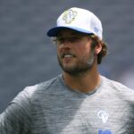 INGLEWOOD, CALIFÓRNIA - 11 DE AGOSTO: Matthew Stafford # 9 do Los Angeles Rams antes de um jogo de pré-temporada contra o Dallas Cowboys no SoFi Stadium em 11 de agosto de 2024 em Inglewood, Califórnia.