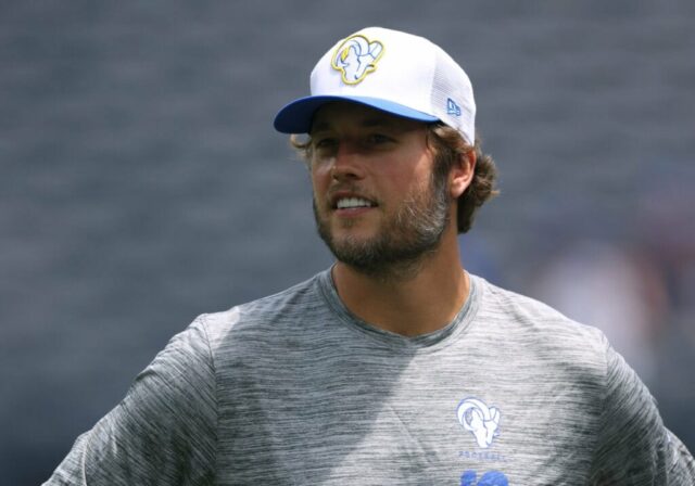 INGLEWOOD, CALIFÓRNIA - 11 DE AGOSTO: Matthew Stafford # 9 do Los Angeles Rams antes de um jogo de pré-temporada contra o Dallas Cowboys no SoFi Stadium em 11 de agosto de 2024 em Inglewood, Califórnia.