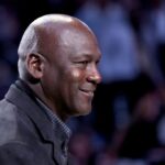 Michael Jordan, dono do Charlotte Hornets, participa de uma cerimônia em homenagem ao jogo NBA All-Star de 2020 durante um intervalo do jogo, enquanto o Time LeBron enfrenta o Time Giannis no quarto período durante o jogo NBA All-Star como parte do 2019 NBA All-Star Weekend no Spectrum Center em 17 de fevereiro de 2019 em Charlotte, Carolina do Norte.  A equipe LeBron venceu por 178-164.  NOTA AO USUÁRIO: O usuário reconhece e concorda expressamente que, ao baixar e/ou usar esta fotografia, o usuário concorda com os termos e condições do Contrato de Licença da Getty Images.