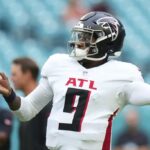 MIAMI GARDENS, FLÓRIDA - 09 DE AGOSTO: Michael Penix Jr. # 9 do Atlanta Falcons se aquece antes de um jogo de pré-temporada contra o Miami Dolphins no Hard Rock Stadium em 09 de agosto de 2024 em Miami Gardens, Flórida.