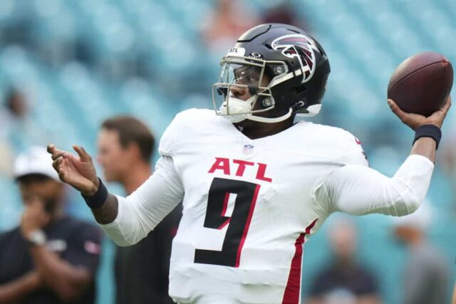 MIAMI GARDENS, FLÓRIDA - 09 DE AGOSTO: Michael Penix Jr. # 9 do Atlanta Falcons se aquece antes de um jogo de pré-temporada contra o Miami Dolphins no Hard Rock Stadium em 09 de agosto de 2024 em Miami Gardens, Flórida.