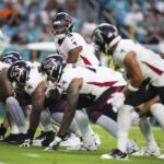 MIAMI GARDENS, FLÓRIDA - 09 DE AGOSTO: Michael Penix Jr. # 9 do Atlanta Falcons anuncia o snap contra o Miami Dolphins durante o primeiro quarto em um jogo de pré-temporada no Hard Rock Stadium em 09 de agosto de 2024 em Miami Gardens, Flórida.