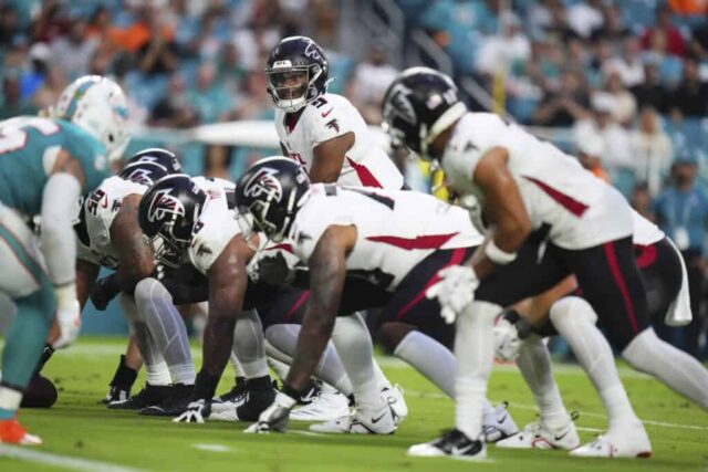 MIAMI GARDENS, FLÓRIDA - 09 DE AGOSTO: Michael Penix Jr. # 9 do Atlanta Falcons anuncia o snap contra o Miami Dolphins durante o primeiro quarto em um jogo de pré-temporada no Hard Rock Stadium em 09 de agosto de 2024 em Miami Gardens, Flórida.