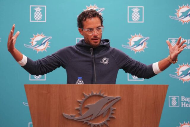 MIAMI GARDENS, FLÓRIDA - 07 DE AGOSTO: O técnico do Miami Dolphins, Mike Mcdaniel, fala à mídia antes de um treino conjunto com o Atlanta Falcons em 7 de agosto de 2024 em Miami Gardens, Flórida.