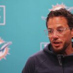 MIAMI GARDENS, FLÓRIDA - 07 DE AGOSTO: O técnico do Miami Dolphins, Mike Mcdaniel, fala à mídia antes de um treino conjunto com o Atlanta Falcons em 7 de agosto de 2024 em Miami Gardens, Flórida.