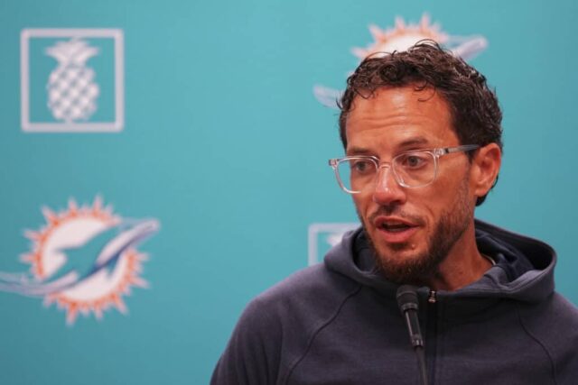 MIAMI GARDENS, FLÓRIDA - 07 DE AGOSTO: O técnico do Miami Dolphins, Mike Mcdaniel, fala à mídia antes de um treino conjunto com o Atlanta Falcons em 7 de agosto de 2024 em Miami Gardens, Flórida. 