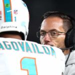 FILADÉLFIA, PENSILVÂNIA - 22 DE OUTUBRO: O técnico Mike McDaniel fala com Tua Tagovailoa nº 1 do Miami Dolphins durante o segundo tempo de um jogo contra o Philadelphia Eagles no Lincoln Financial Field em 22 de outubro de 2023 na Filadélfia, Pensilvânia.