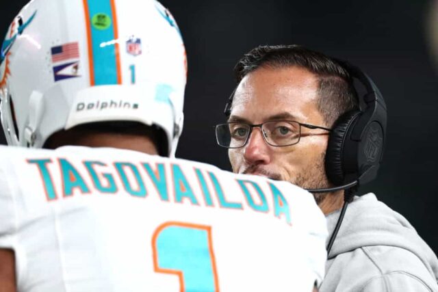 FILADÉLFIA, PENSILVÂNIA - 22 DE OUTUBRO: O técnico Mike McDaniel fala com Tua Tagovailoa nº 1 do Miami Dolphins durante o segundo tempo de um jogo contra o Philadelphia Eagles no Lincoln Financial Field em 22 de outubro de 2023 na Filadélfia, Pensilvânia.