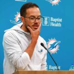 O técnico Mike McDaniel do Miami Dolphins fala à mídia antes do campo de treinamento no Baptist Health Training Complex em 26 de julho de 2023 em Miami Gardens, Flórida.