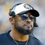 PITTSBURGH, PENSILVÂNIA - 12 DE NOVEMBRO: O técnico Mike Tomlin do Pittsburgh Steelers observa durante o quarto período contra o Green Bay Packers no Acrisure Stadium em 12 de novembro de 2023 em Pittsburgh, Pensilvânia.