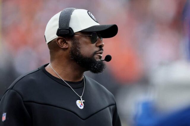 CINCINNATI, OHIO - 26 DE NOVEMBRO: Mike Tomlin, o técnico principal do Pittsburgh Steelers durante o jogo contra o Cincinnati Bengals no Paycor Stadium em 26 de novembro de 2023 em Cincinnati, Ohio