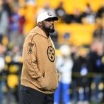 O técnico do Pittsburgh Steelers, Mike Tomlin, observa antes do jogo contra o Tennessee Titans no Acrisure Stadium em 2 de novembro de 2023 em Pittsburgh, Pensilvânia.