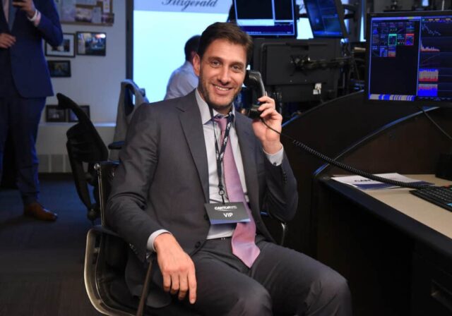 NOVA IORQUE, NY - 11 DE SETEMBRO: Mike Greenberg participa do Dia Anual de Caridade organizado por Cantor Fitzgerald, BGC e GFI no Cantor Fitzgerald em 11 de setembro de 2018 na cidade de Nova York.