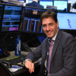 NOVA IORQUE, NY - 11 DE SETEMBRO: Mike Greenberg participa do Dia Anual de Caridade organizado por Cantor Fitzgerald, BGC e GFI no Cantor Fitzgerald em 11 de setembro de 2018 na cidade de Nova York.