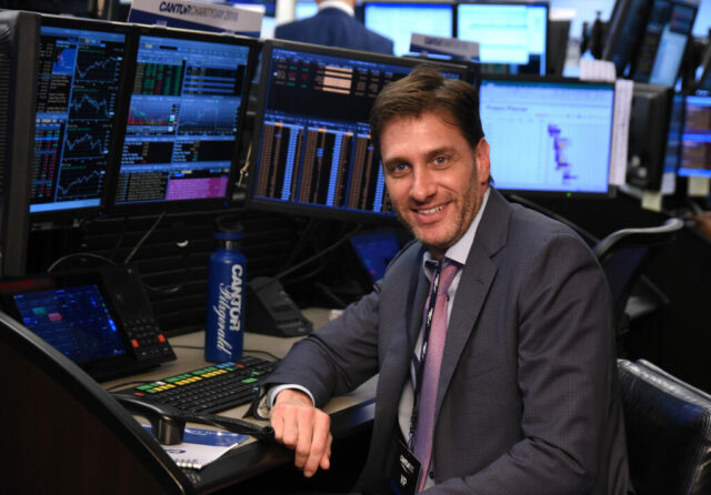 NOVA IORQUE, NY - 11 DE SETEMBRO: Mike Greenberg participa do Dia Anual de Caridade organizado por Cantor Fitzgerald, BGC e GFI no Cantor Fitzgerald em 11 de setembro de 2018 na cidade de Nova York.