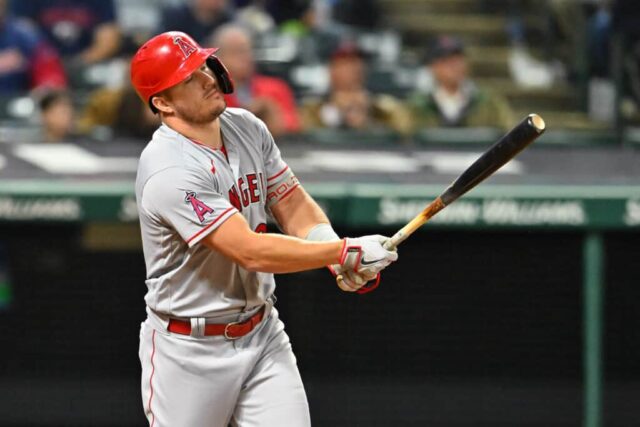 Mike Trout nº 27 do Los Angeles Angels reage após voar durante a oitava entrada contra o Cleveland Guardians no Progressive Field em 13 de setembro de 2022 em Cleveland, Ohio.