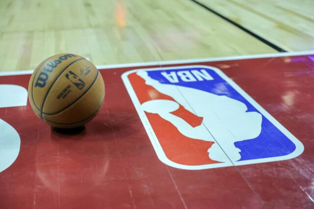 LAS VEGAS, NEVADA - 07 DE JULHO: Uma bola de basquete é colocada na quadra ao lado de um logotipo da NBA durante um intervalo no primeiro tempo de um jogo da NBA Summer League de 2023 entre o Portland Trail Blazers e o Houston Rockets no Thomas & Mack Center em 07 de julho de 2023 em Las Vegas, Nevada. NOTA AO USUÁRIO: O Usuário reconhece e concorda expressamente que, ao baixar e/ou usar esta fotografia, o Usuário está concordando com os termos e condições do Contrato de Licença da Getty Images.