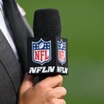 LANDOVER, MARYLAND - OUTUBRO 05: Um detalhe de um microfone da NFL Network antes do jogo entre o Chicago Bears e o Washington Commanders no FedExField em 05 de outubro de 2023 em Landover, Maryland.