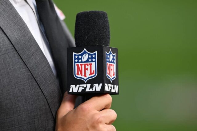 LANDOVER, MARYLAND - OUTUBRO 05: Um detalhe de um microfone da NFL Network antes do jogo entre o Chicago Bears e o Washington Commanders no FedExField em 05 de outubro de 2023 em Landover, Maryland.