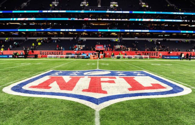 Vista detalhada do logotipo da NFL em campo após a partida da NFL entre Carolina Panthers e Tampa Bay Buccaneers no Tottenham Hotspur Stadium em 13 de outubro de 2019 em Londres, Inglaterra.