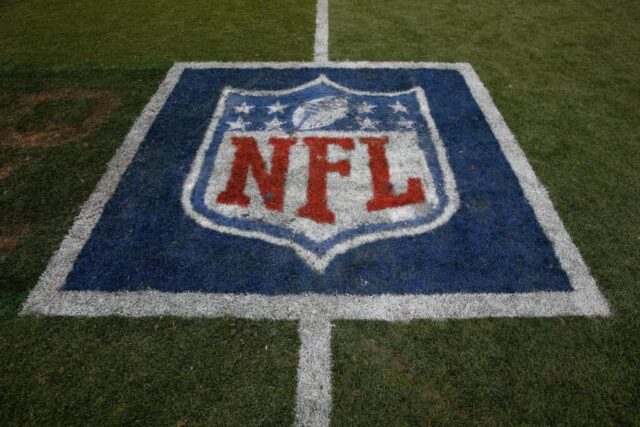 O logotipo da NFL é exibido no gramado quando o Denver Broncos derrotou o Kansas City Chiefs por 24 a 17 no Sports Authority Field em Mile High em 14 de setembro de 2014 em Denver, Colorado.