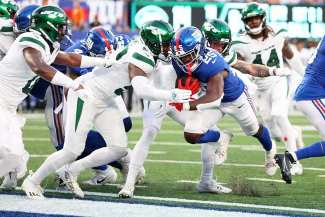 Jashaun Corbin #25 do New York Giants corre a bola para um touchdown no segundo quarto contra o New York Jets durante um jogo de pré-temporada no MetLife Stadium em 26 de agosto de 2023 em East Rutherford, Nova Jersey.