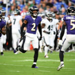 BALTIMORE, MARYLAND - 09 DE AGOSTO: Nate Wiggins nº 2 do Baltimore Ravens comemora uma parada defensiva no primeiro quarto contra o Philadelphia Eagles em um jogo de pré-temporada no M&T Bank Stadium em 09 de agosto de 2024 em Baltimore, Maryland.