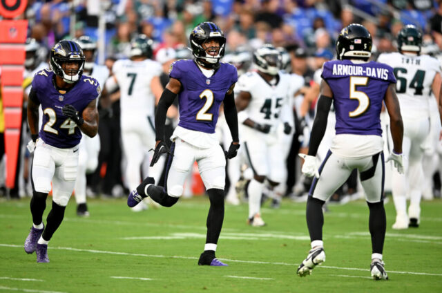 BALTIMORE, MARYLAND - 09 DE AGOSTO: Nate Wiggins nº 2 do Baltimore Ravens comemora uma parada defensiva no primeiro quarto contra o Philadelphia Eagles em um jogo de pré-temporada no M&T Bank Stadium em 09 de agosto de 2024 em Baltimore, Maryland. 