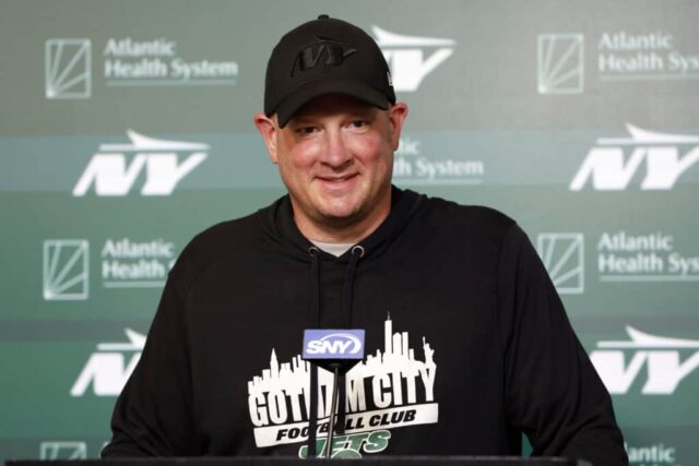 FLORHAM PARK, NOVA JERSEY - 21 DE MAIO: O coordenador ofensivo Nathaniel Hackett do New York Jets fala à mídia durante o treino fora de temporada do New York Jets OTA no Atlantic Health Jets Training Center em 21 de maio de 2024 em Florham Park, Nova Jersey.