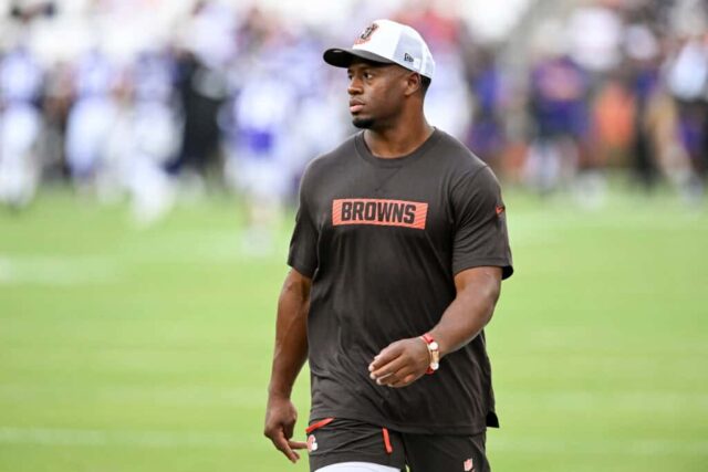 CLEVELAND, OHIO - 17 DE AGOSTO: Nick Chubb nº 24 do Cleveland Browns observa antes de um jogo de pré-temporada contra o Minnesota Vikings no Cleveland Browns Stadium em 17 de agosto de 2024 em Cleveland, Ohio.