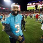 TAMPA, FLÓRIDA - 23 DE AGOSTO: Odell Beckham Jr. nº 3 do Miami Dolphins sai de campo durante um jogo de pré-temporada contra o Tampa Bay Buccaneers no Raymond James Stadium em 23 de agosto de 2024 em Tampa, Flórida.