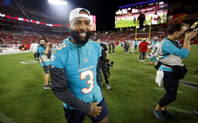 TAMPA, FLÓRIDA - 23 DE AGOSTO: Odell Beckham Jr. nº 3 do Miami Dolphins sai de campo durante um jogo de pré-temporada contra o Tampa Bay Buccaneers no Raymond James Stadium em 23 de agosto de 2024 em Tampa, Flórida.