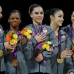 Jordyn Wieber, Gabrielle Douglas, McKayla Maroney, Alexandra Raisman e Kyla Ross, dos Estados Unidos, comemoram nos Jogos Olímpicos de Londres 2012