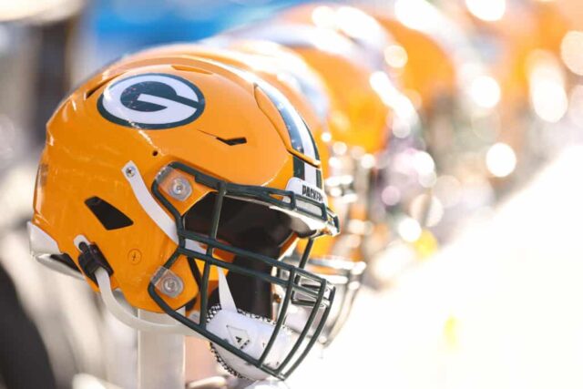 Detalhe do capacete do Green Bay Packers durante o primeiro tempo contra o Chicago Bears no Soldier Field em 4 de dezembro de 2022 em Chicago, Illinois.