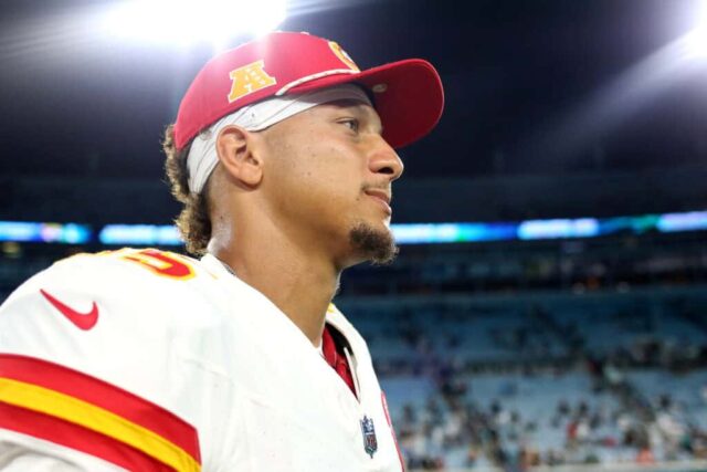 JACKSONVILLE, FLÓRIDA - 10 DE AGOSTO: Patrick Mahomes nº 15 do Kansas City Chiefs deixa o campo após um jogo de pré-temporada contra o Jacksonville Jaguars no EverBank Stadium em 10 de agosto de 2024 em Jacksonville, Flórida. 