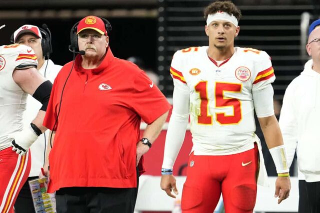 LAS VEGAS, NEVADA - 26 DE NOVEMBRO: O técnico Andy Reid e Patrick Mahomes # 15 do Kansas City Chiefs observam durante o segundo quarto de um jogo contra o Las Vegas Raiders no Allegiant Stadium em 26 de novembro de 2023 em Las Vegas, Nevada.