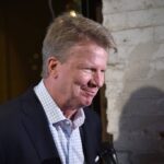 NOVA IORQUE, NY - 14 DE DEZEMBRO: O ex-jogador de futebol Phil Simms é entrevistado durante a celebração dos 51 dias para o Super Bowl LI da On Location Experiences no STK Rooftop em 14 de dezembro de 2016 na cidade de Nova York.