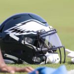 Uma visão detalhada de um capacete do Philadelphia Eagles durante o campo de treinamento no Complexo NovaCare em 28 de julho de 2021 na Filadélfia, Pensilvânia.