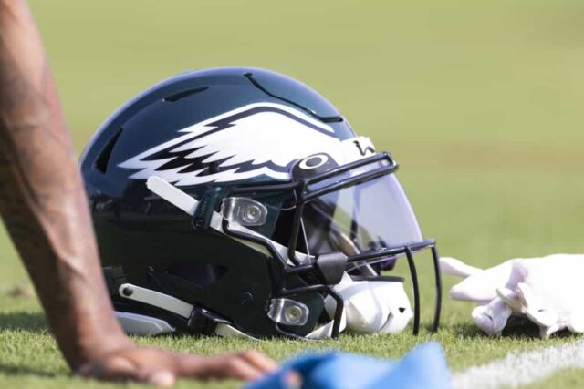 Uma visão detalhada de um capacete do Philadelphia Eagles durante o campo de treinamento no Complexo NovaCare em 28 de julho de 2021 na Filadélfia, Pensilvânia.
