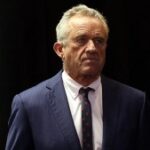 O candidato presidencial Robert F. Kennedy Jr. se prepara para subir ao palco para falar na Convenção Nacional Libertária em 24 de maio de 2024 em Washington, DC.  Kennedy está buscando qualificação para fazer parte do primeiro debate presidencial atualmente agendado para 27 de junho entre o presidente democrata, Joe Biden, e o ex-presidente republicano, Donald Trump.