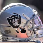 Detalhe de um capacete do Las Vegas Raiders antes do jogo contra o Chicago Bears no Soldier Field em 22 de outubro de 2023 em Chicago, Illinois.