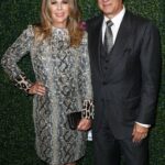 A atriz Rita Wilson e o marido/ator Tom Hanks vestindo Tom Ford chegam ao evento 'An Unforgettable Evening' 2017 do Women's Cancer Research Fund, realizado no Beverly Wilshire Four Seasons Hotel em 16 de fevereiro de 2017 em Beverly Hills, Los Angeles