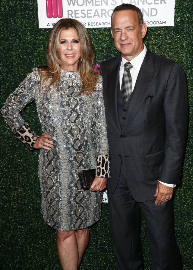 A atriz Rita Wilson e o marido/ator Tom Hanks vestindo Tom Ford chegam ao evento 'An Unforgettable Evening' 2017 do Women's Cancer Research Fund, realizado no Beverly Wilshire Four Seasons Hotel em 16 de fevereiro de 2017 em Beverly Hills, Los Angeles