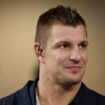 INGLEWOOD, CALIFÓRNIA - 16 DE DEZEMBRO: Rob Gronkowski observa antes do jogo entre o UCLA Bruins e o Boise State Broncos durante o Starco Brands LA Bowl apresentado por Gronk no SoFi Stadium em 16 de dezembro de 2023 em Inglewood, Califórnia.